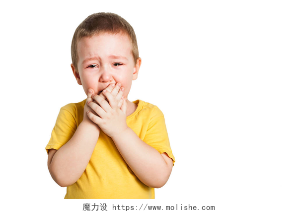 穿黄衣服T恤捂嘴哭闹的男孩肖像穿着黄色T恤的哭闹男婴用手捂住脸，大喊大叫，工作室与白色背景隔离